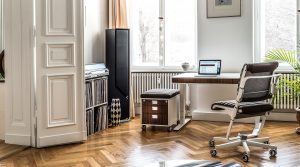 moll_unique_location_Altbau_wohnzimmer_01 designmöbel von moll unique designschrebtisch T7 designdrehstuhl S9 höhenverstellbar made in germany