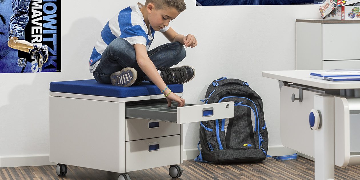 moll kids Champion Cubic jugendschreibtisch kinderschreibtisch_ 03 mitwachsende Kindermöbel von moll kinderschreibtische kinderdrehstühle höhenverstellbar neigbar made in germany