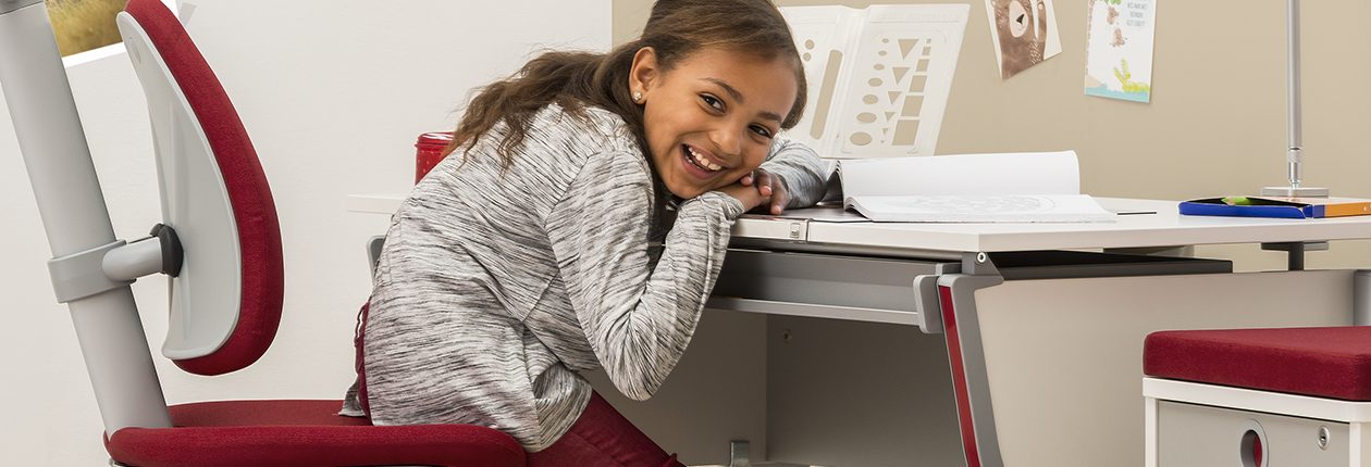 moll kids Joker kinderschreibtisch_ 09 moll kids Joker kinderschreibtisch Mädchen sitzt auf Maximo am Tisch