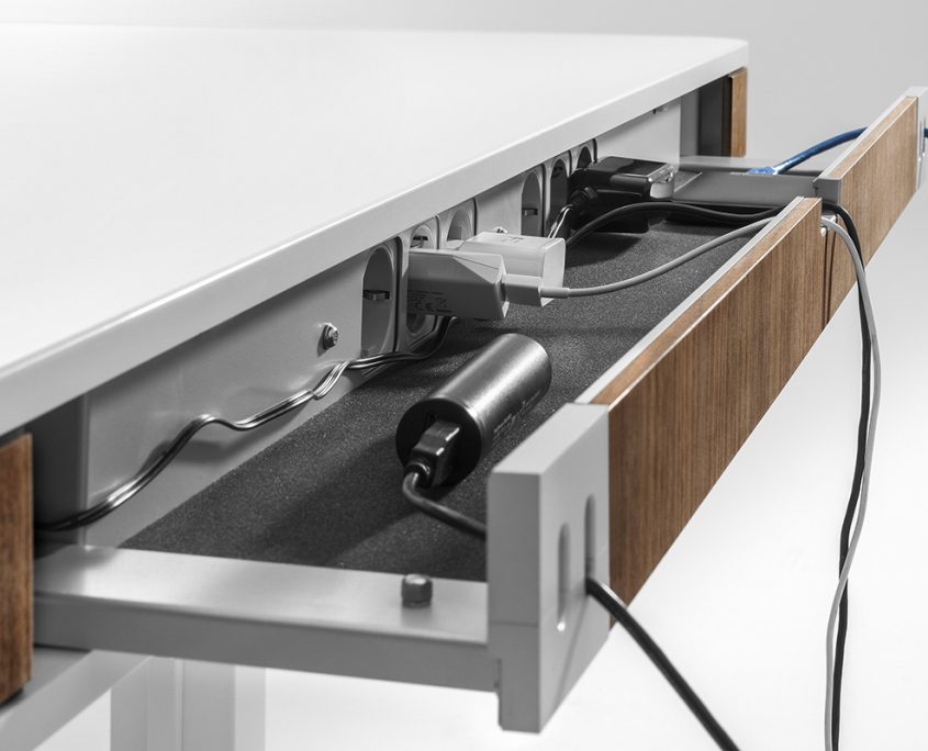 moll-unique-T7-Kabelkanal designmöbel von moll unique designschrebtisch T7 elektrisch höhenverstellbar made in germany