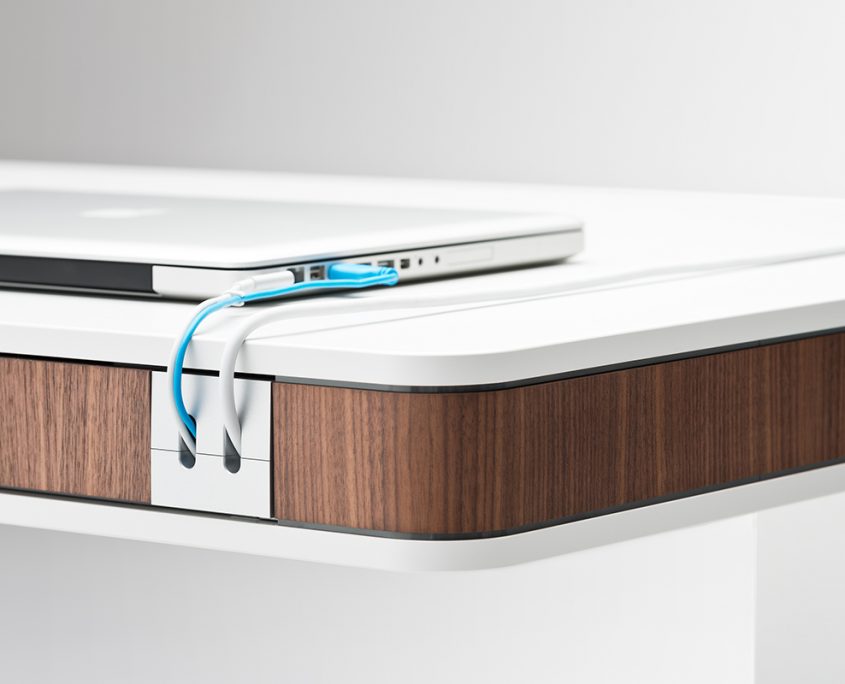 moll-unique T7 schreibtisch elektrisch höhenverstellbar Detail powermanagement 2 designmöbel von moll unique designschrebtisch T7 elektrisch höhenverstellbar made in germany