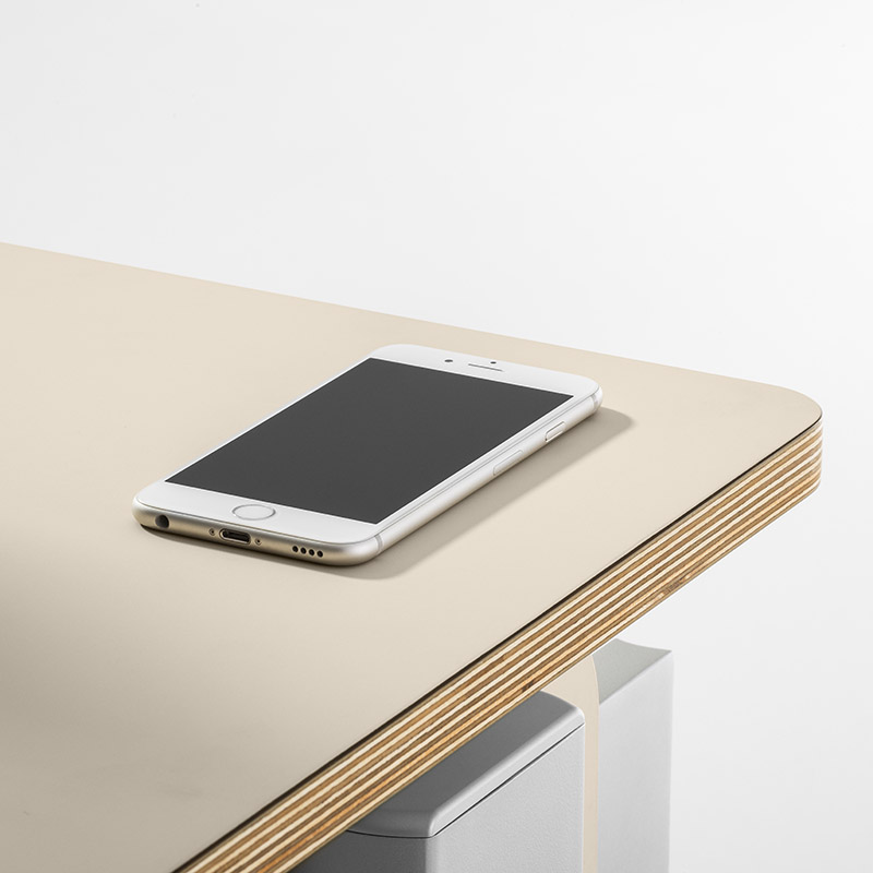 Designschreibtisch-hoehenverstellbar-moll-T5-QI-Charger