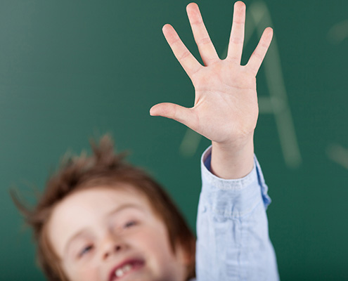kleiner junge zeigt fünf finger